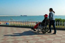 汕尾八旬老人推轮椅带老伴游中国(为了方便推轮椅带老伴出门)