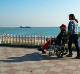 汕尾八旬老人推轮椅带老伴游中国(为了方便推轮椅带老伴出门)